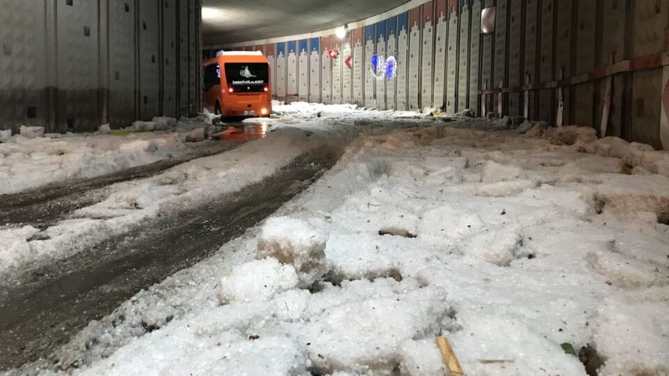 Erzurum dolu yağışıyla beyaza büründü!