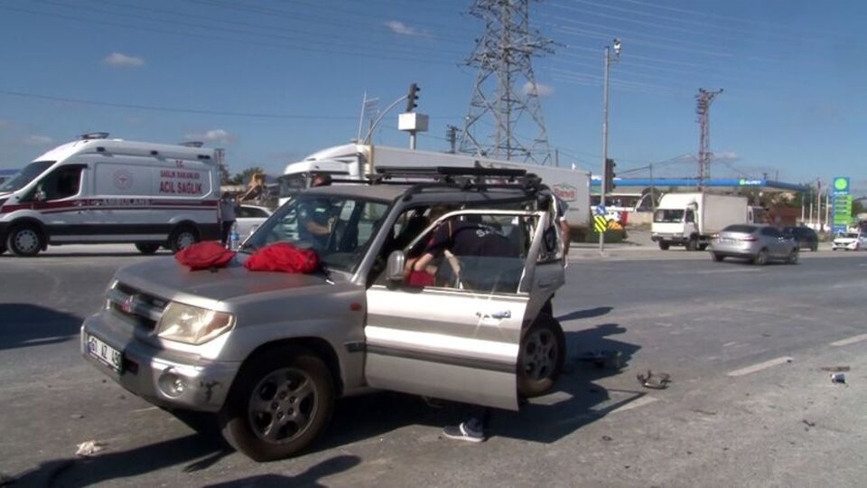 Kamyonet kırmızı ışıkta durmadı: 2 yaralı