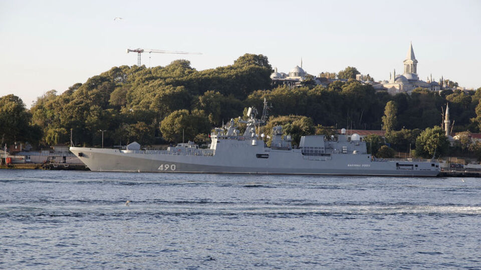 Rus savaş gemisi Sarayburnu'na demirledi