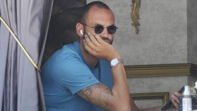 Tek başına etrafı izledi