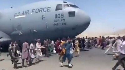 Kabil'den kalkan tahliye uçağının iniş takımlarında insan vücudu parçaları bulundu