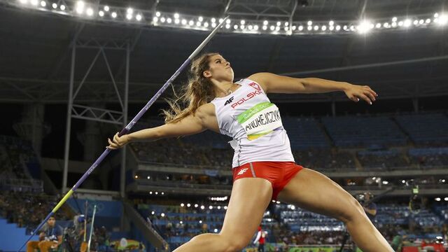 Bir bebeğe yardım için madalyasını sattı!