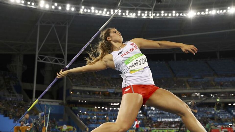 Bir bebeğe yardım için madalyasını sattı!