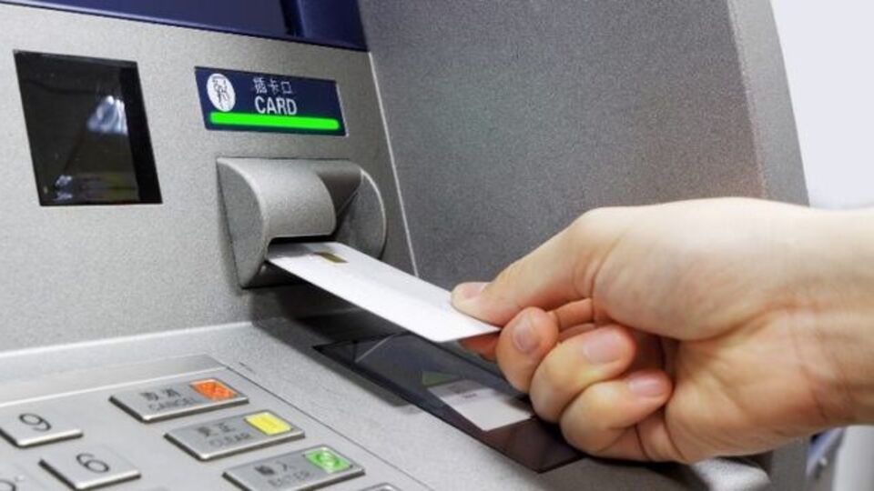 ATM'de işlem yaparken baltalı saldırıya uğradı