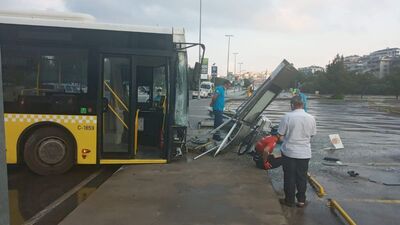 Otobüs bisikletlilerin arasına daldı