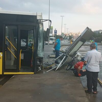 Otobüs bisikletlilerin arasına daldı