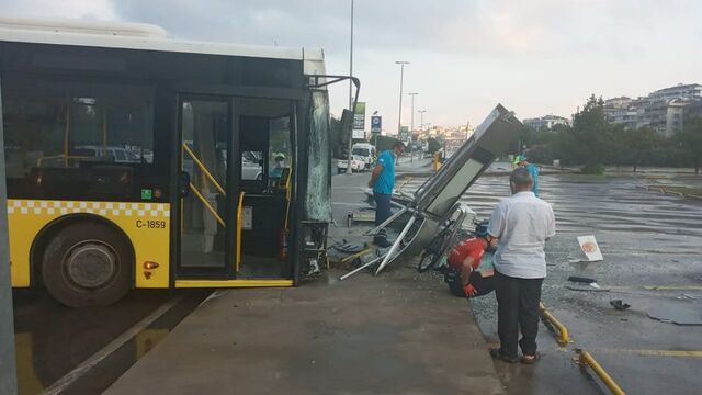 Otobüs bisikletlilerin arasına daldı