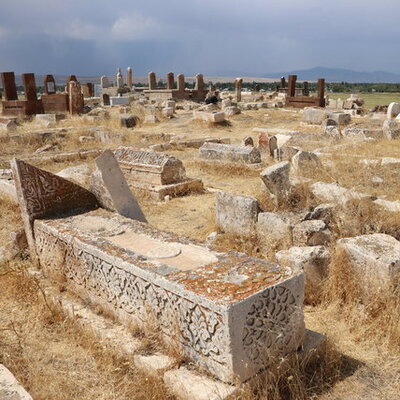 Defineciler tahrip etmişti... Başında nöbet tutuluyor!