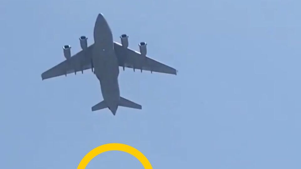 Uçaktan düşerek ölen kişi Afgan futbolcu çıktı!