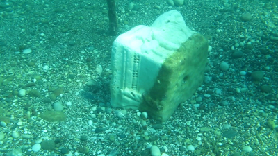 Denizin dibinde buldu... Kamerasına sarıldı