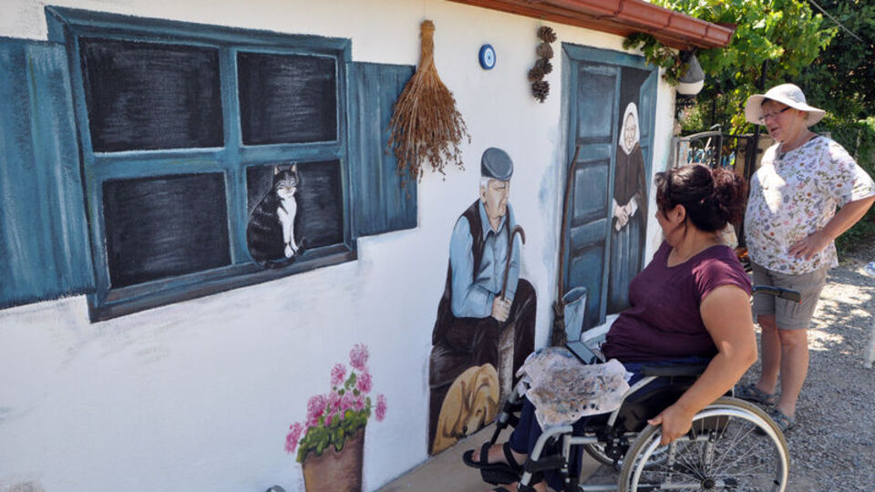 Resim tutkusuyla engelleri aşıyor