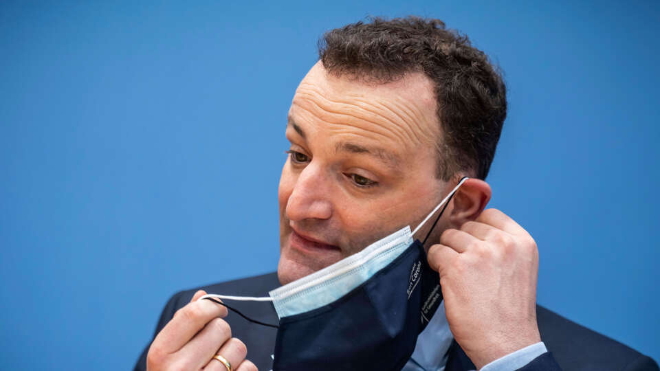 Almanya Sağlık Bakanı Spahn'ın aracına yumurta atıldı