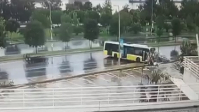 Otobüs bisikletlilerin arasına böyle daldı!