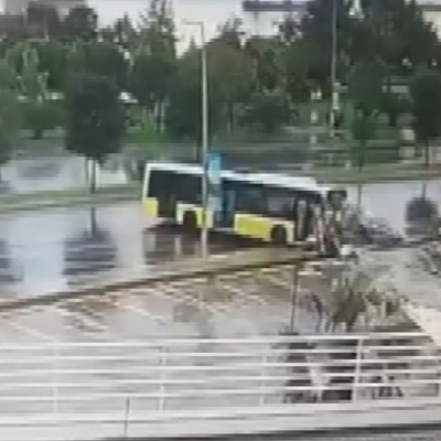 Otobüs bisikletlilerin arasına böyle daldı!