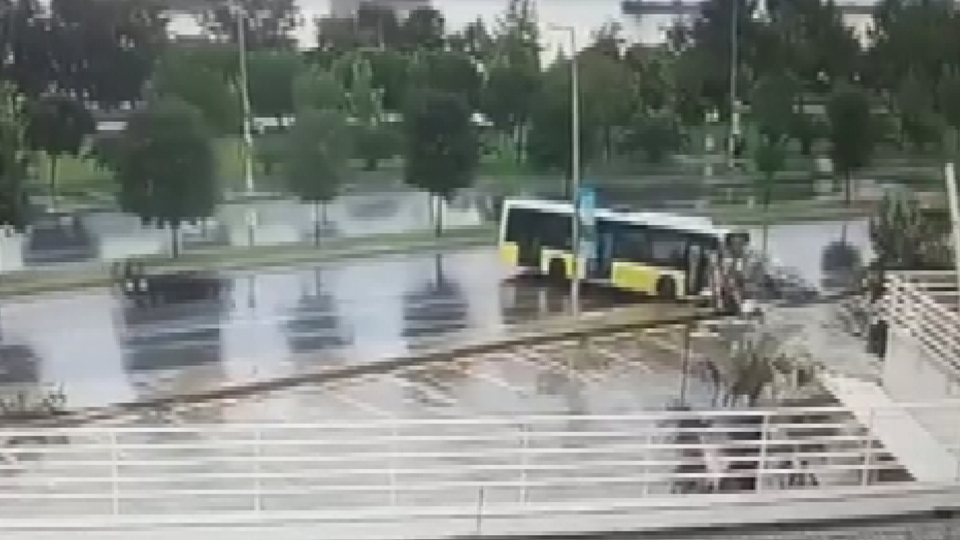 Otobüs bisikletlilerin arasına böyle daldı!