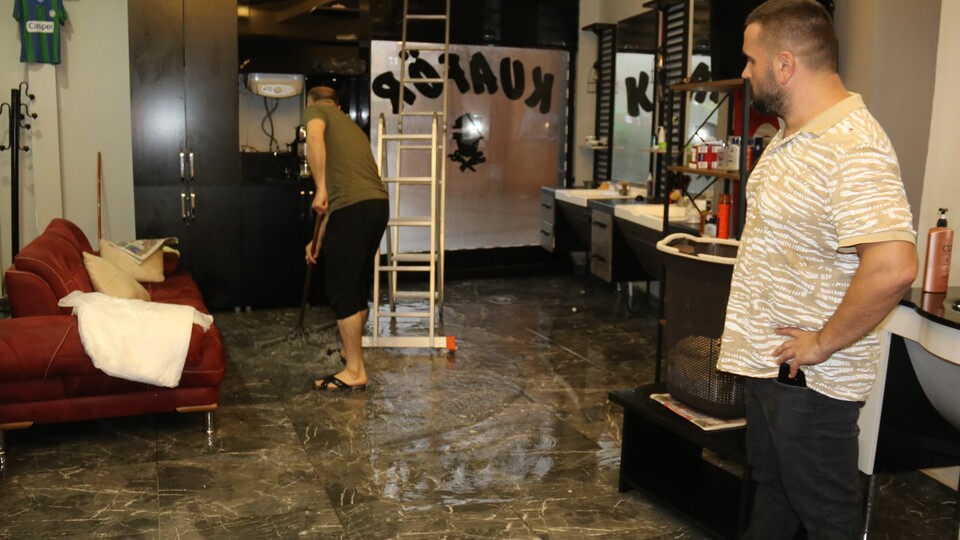 Rize'de sağanak esareti! İş yerlerini su bastı