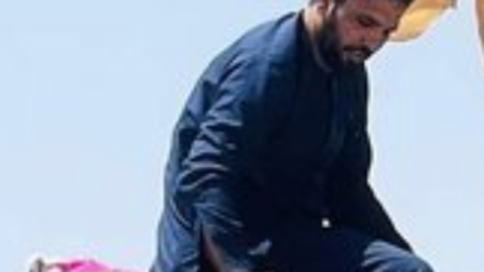 Kabil'deki tahliye kaosunda çocuk olmak