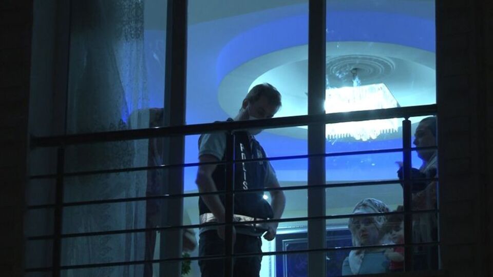 Balkonda düğünü izliyordu! Sonrası dehşet!