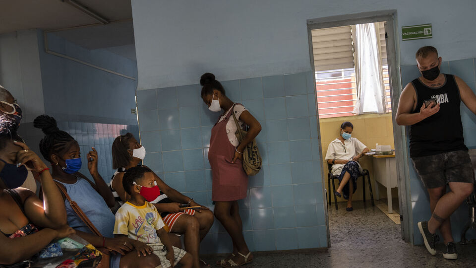 Küba, kendi geliştirdiği iki Covid-19 aşısının kullanımını onayladı