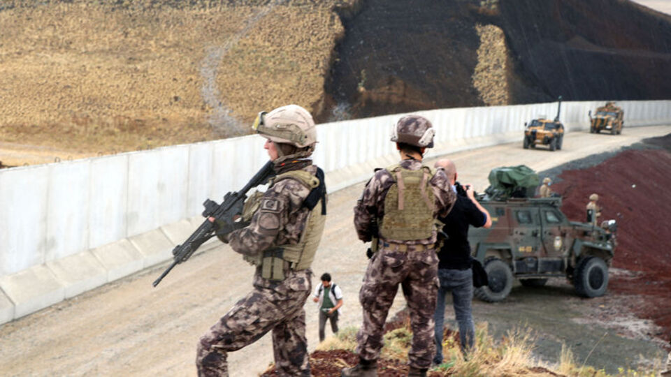 İran sınır hattında 560 kilometrelik duvar!