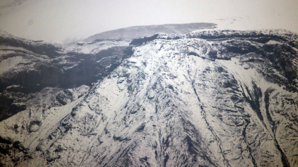 Türkiye'nin çatısı Ağrı Dağı'na kar yağdı