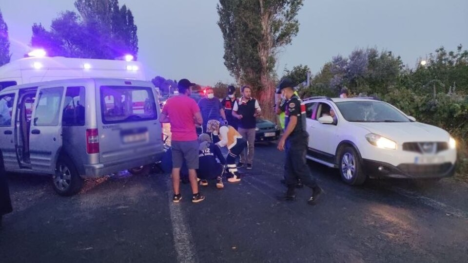 Hafif ticari araç ile motosiklet çarpıştı: 1 ölü, 2 yaralı