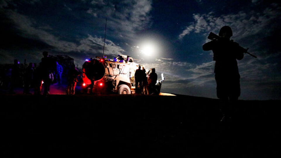 Sınırda teyakkuz: Güvenlik güçleri gece gündüz nöbette