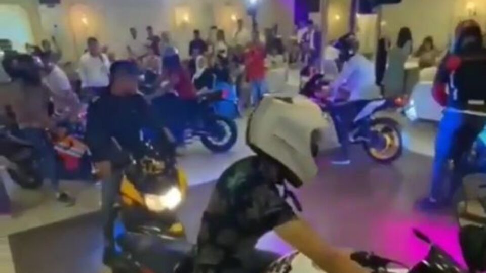 Damada düğünde motosikletli sürpriz!