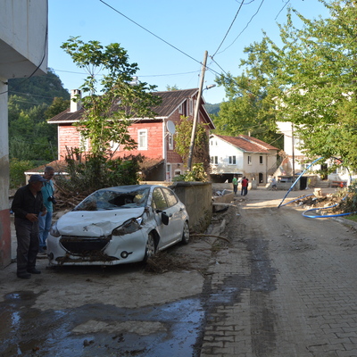 Selde ağaca çıkıp babasını kemeriyle kurtardı!