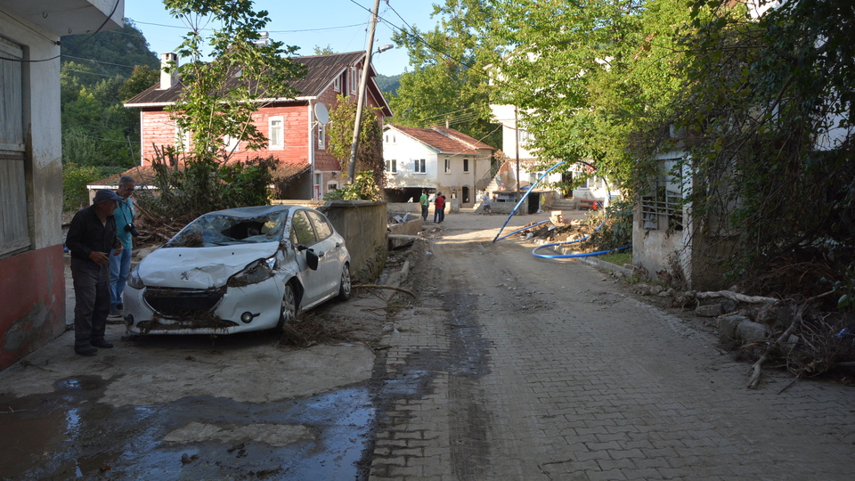 Selde ağaca çıkıp babasını kemeriyle kurtardı!