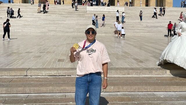 Busenaz Sürmeneli, Anıtkabir'i ziyaret etti