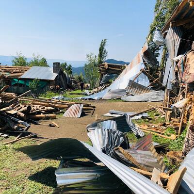 Feci görüntüler! Hortum yıktı geçti