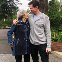 Çocukken kendisini terk eden annesini affetti