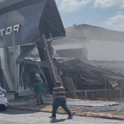 İstanbul İkitelli'de bina çöktü!