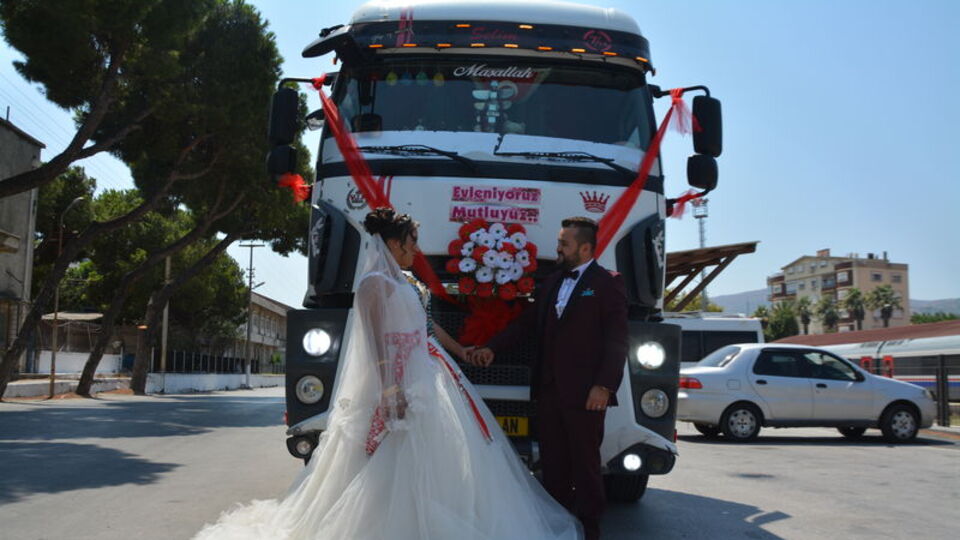 Ekmek teknesini gelin arabası yaptı