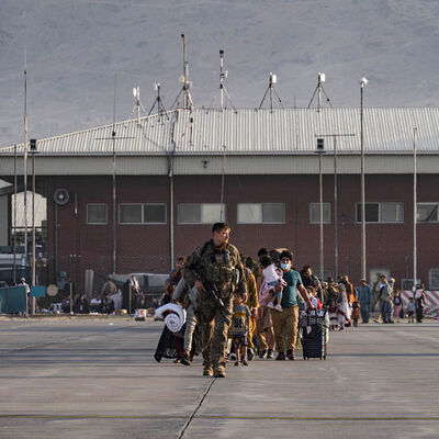 Afganistan'ın eski Genelkurmay Başkanı da kaçmaya çalışıyor!