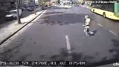 Feci ölüm! İETT otobüsü yayaya böyle çarptı