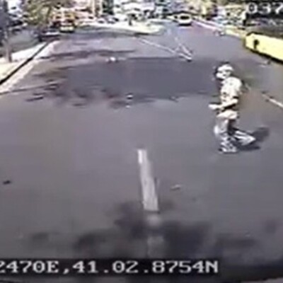 Feci ölüm! İETT otobüsü yayaya böyle çarptı