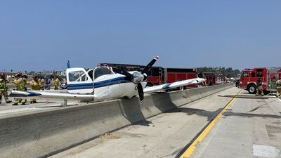 California'da uçak otoyola acil iniş yaptı!