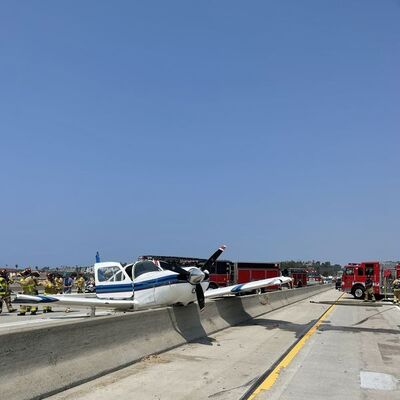 California'da uçak otoyola acil iniş yaptı!