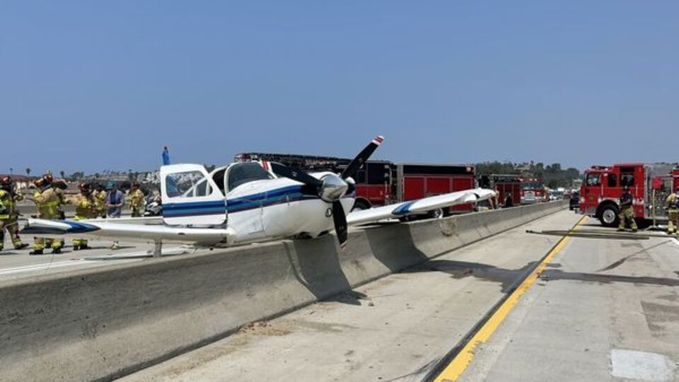 California'da uçak otoyola acil iniş yaptı!