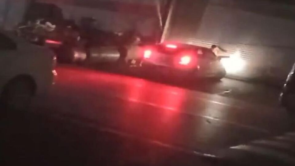 Erkek arkadaşını ezmeye çalıştı!