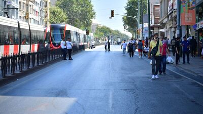 İstanbul'un ünlü caddesi trafiğe kapatıldı