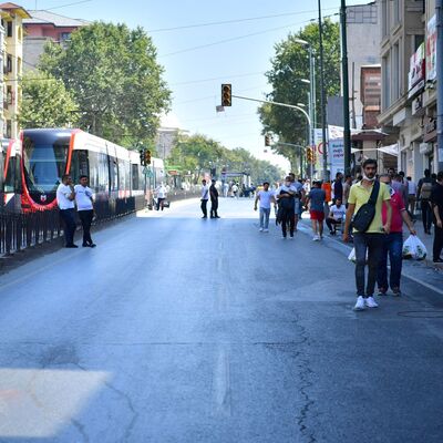 İstanbul'un ünlü caddesi trafiğe kapatıldı
