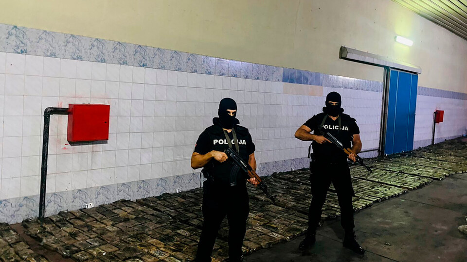 Karadağ'da 1 tonluk kokain ele geçirildi