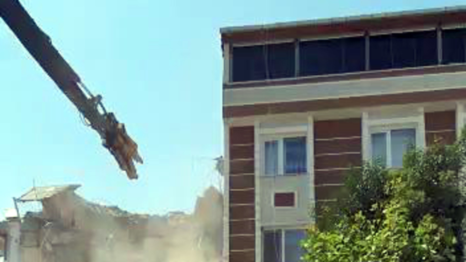 İş makinesi duvarı deldi! Evdeki köpek ölümden döndü