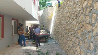 Otomobil, 6 metre yükseklikten bahçeye düştü