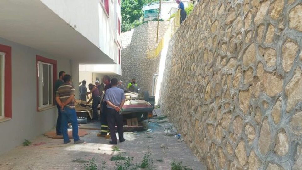 Otomobil, 6 metre yükseklikten bahçeye düştü