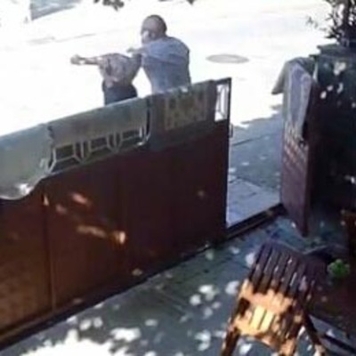 Komşusunun yumruklu saldırısına uğradı!