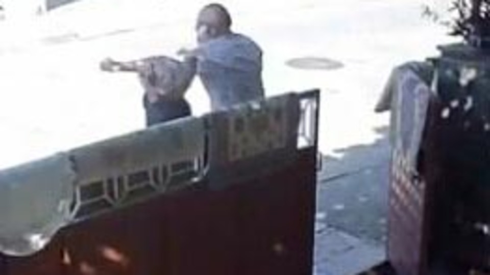 Komşusunun yumruklu saldırısına uğradı!